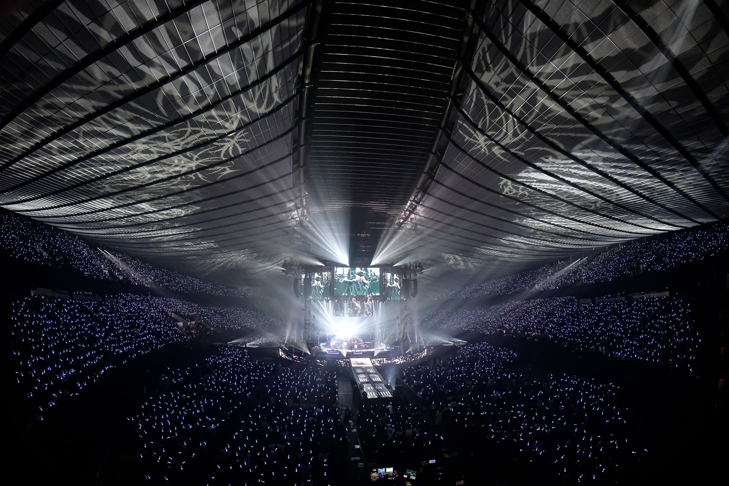 「L'Arc-en-Ciel ARENA TOUR 2024 UNDERGROUND」国立代々木競技場第一体育館公演の様子。（Photo by Hideaki Imamoto）