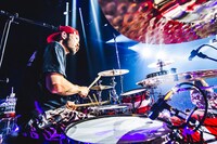 藤原“35才”広明（Dr）（撮影：青木カズロー）