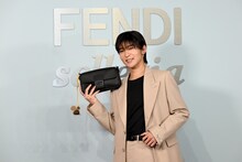 バッグとチャームをアピールする目黒蓮（Snow Man）。