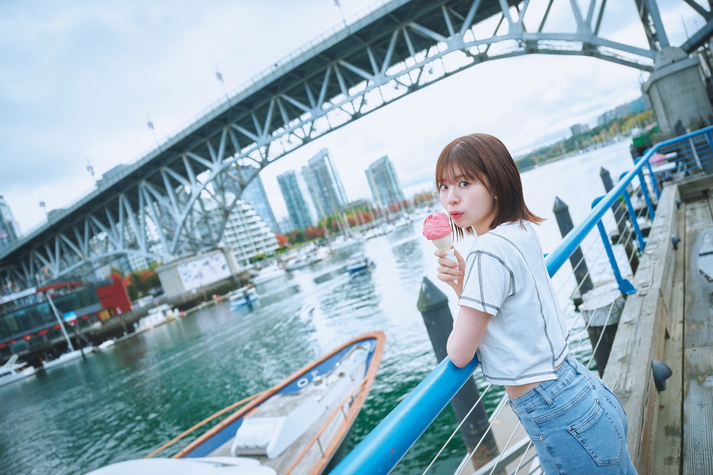 松田好花（日向坂46）の1st写真集「振り向いて」より。（撮影：岡本武志）(c)講談社