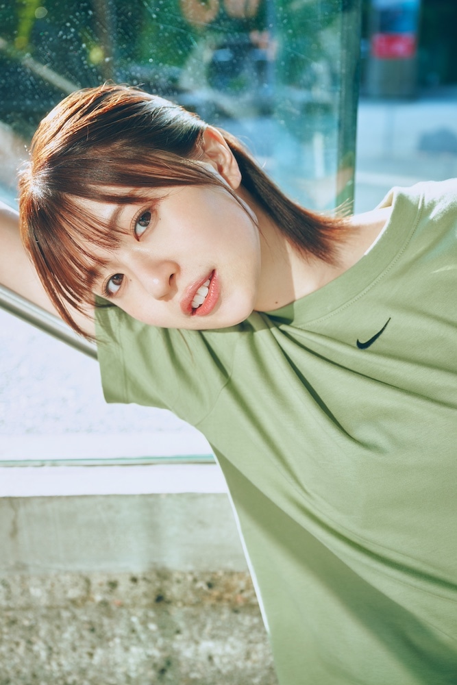 松田好花（日向坂46）の1st写真集「振り向いて」より。（撮影：岡本武志）(c)講談社