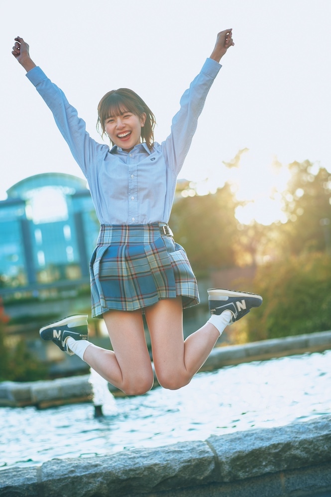松田好花（日向坂46）の1st写真集「振り向いて」より。（撮影：岡本武志）(c)講談社
