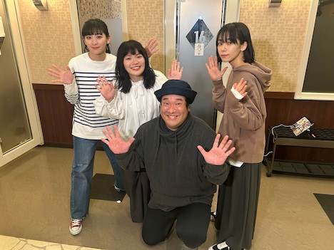 左から高田静流、富田望生、岡崎体育、永瀬未留。