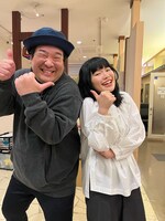 岡崎体育と富田望生。