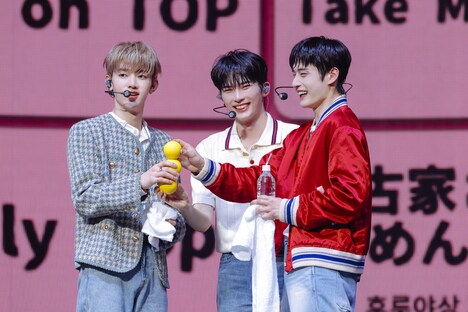 もちもち団子チーム（撮影：上山陽介）(c)WAKEONE / LAPONE Entertainment