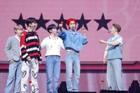 けん玉を何度も成功させるリッキー。（撮影：上山陽介）(c)WAKEONE / LAPONE Entertainment