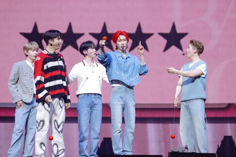 けん玉を何度も成功させるリッキー。（撮影：上山陽介）(c)WAKEONE / LAPONE Entertainment