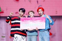 優勝を勝ち取った赤マシューチーム。（撮影：上山陽介）(c)WAKEONE / LAPONE Entertainment