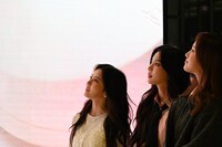 CMが映し出されたモニタを眺めるメンバー。