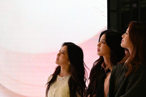 CMが映し出されたモニタを眺めるメンバー。