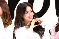 ハートを作るシウン。