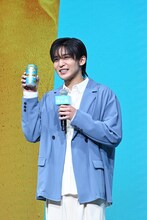 乾杯する目黒蓮（Snow Man）。