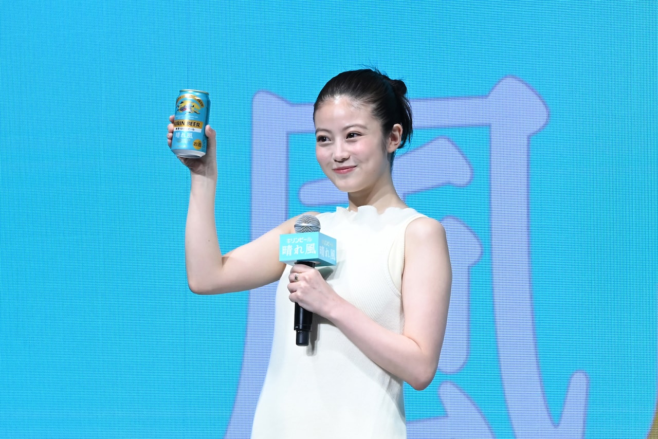 乾杯する今田美桜。 - Snow Man目黒蓮、キリンビールの新ビジュアルは