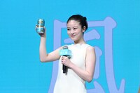 乾杯する今田美桜。