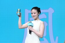 乾杯する今田美桜。