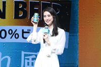 乾杯する天海祐希。