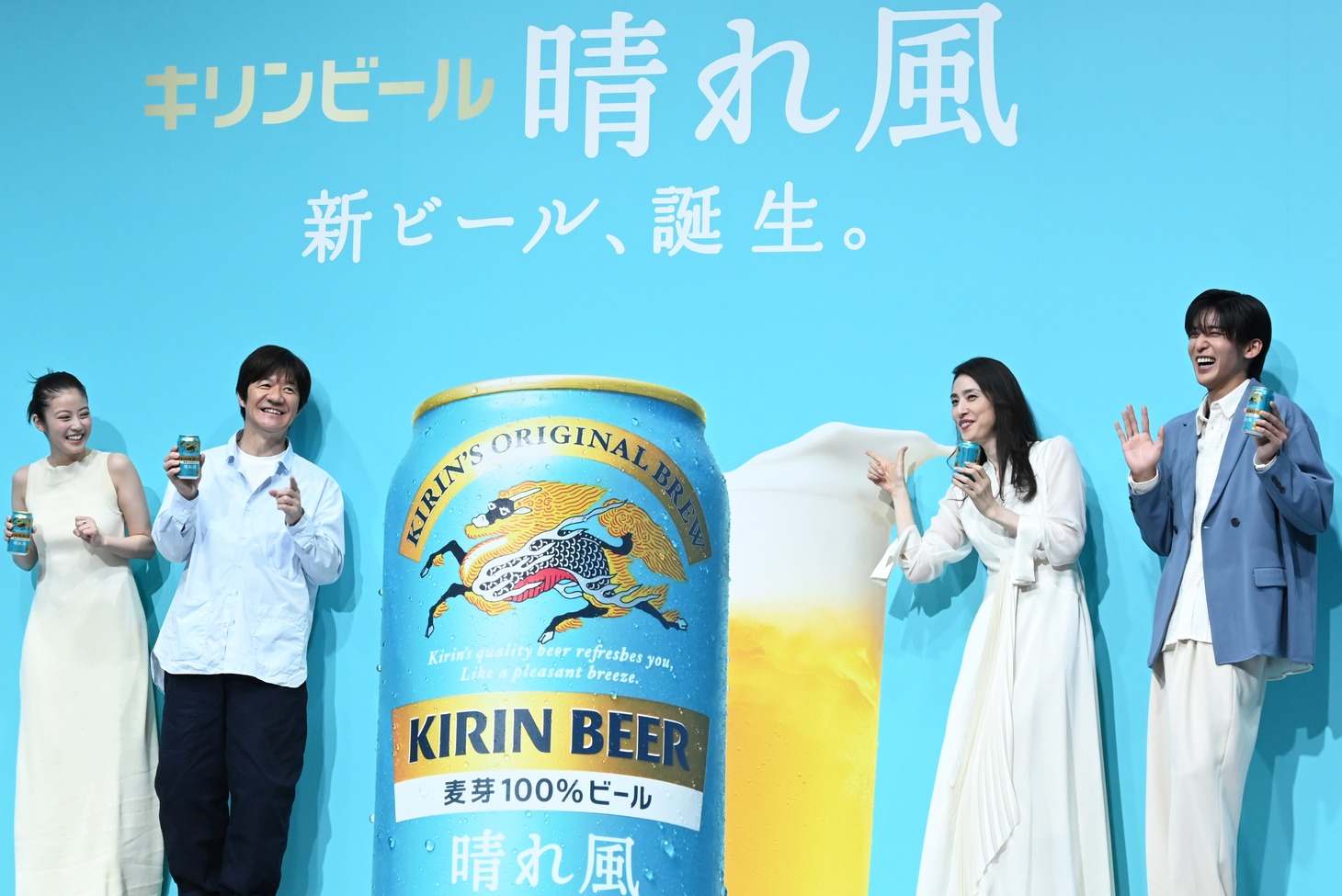 楽しげにポーズを取る今田美桜、内村光良（ウッチャンナンチャン）、天海祐希、目黒蓮（Snow Man）。