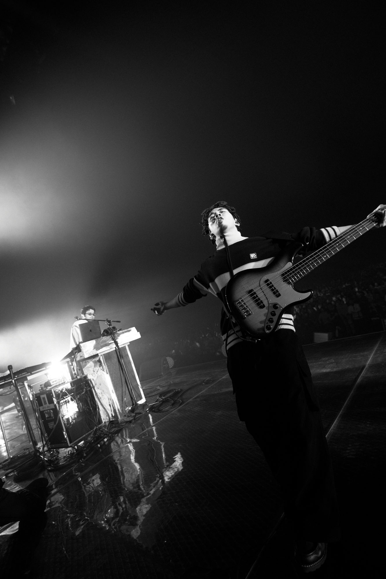新井和輝（B）。写真は札幌ドーム公演。（Photo by Tomoyuki Kawakami）