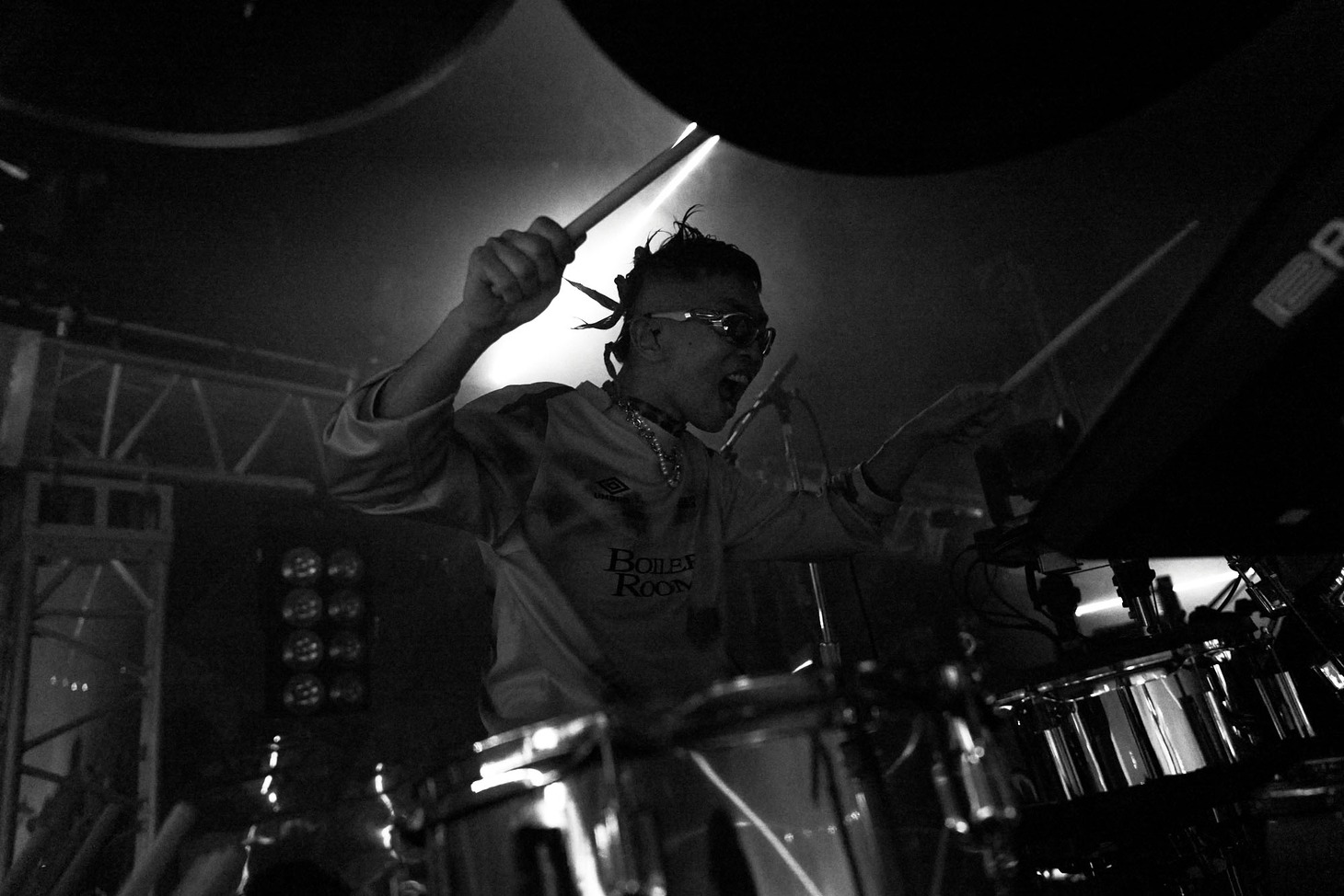 勢喜遊（Dr, Sampler）。写真は札幌ドーム公演。（Photo by Tomoyuki Kawakami）