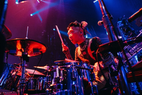 勢喜遊（Dr, Sampler）（Photo by Kosuke Ito）