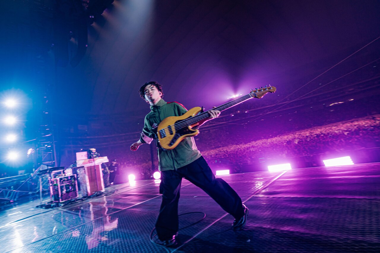 新井和輝（B）（Photo by Kosuke Ito） - King Gnuが5大ドーム