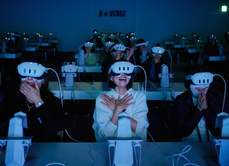 「B★VERSE(BTS、星を歌う)」のVRシアターの様子。
