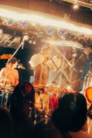 タカハシマイ（G, Syn, Vo / Czecho No Republic）（撮影：稲垣ルリコ）