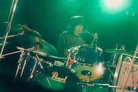 山崎正太郎（Dr, Cho / Czecho No Republic）（撮影：稲垣ルリコ）