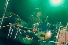 山崎正太郎（Dr, Cho / Czecho No Republic）（撮影：稲垣ルリコ）