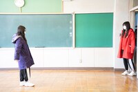 稽古中の杏ジュリア、坂井仁香。