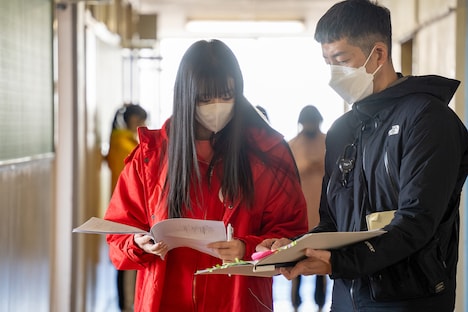 監督とセリフを確認する坂井仁香。