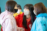 左から小泉遥香、坂井仁香、辻野かなみ。