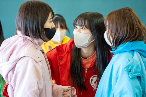 左から小泉遥香、坂井仁香、辻野かなみ。