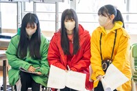 左から吉川ひより、坂井仁香、菅田愛貴。