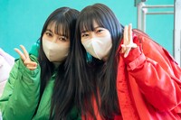 左から吉川ひより、坂井仁香。