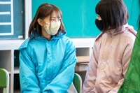 左から辻野かなみ、小泉遥香。