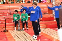 指差し確認をする伊藤壮吾（SUPER★DRAGON）。