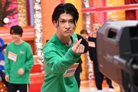 力強い指ハートを決める高田彪我（さくらしめじ）。