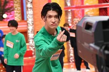 力強い指ハートを決める高田彪我（さくらしめじ）。