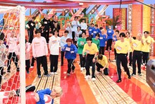 キーパー人形を羽交い締めにするジャン海渡（SUPER★DRAGON）。