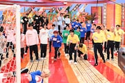 キーパー人形を羽交い締めにするジャン海渡(SUPER★DRAGON)。