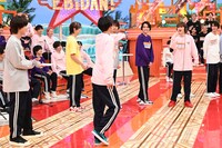 「団結して意思疎通！ヘッドホンガンガン伝言ゲーム」の様子。