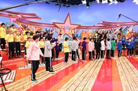 「団結して意思疎通！ヘッドホンガンガン伝言ゲーム」の様子。