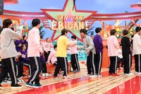 「団結して意思疎通！ヘッドホンガンガン伝言ゲーム」の様子。