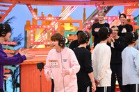 「団結して意思疎通！ヘッドホンガンガン伝言ゲーム」の様子。