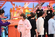 「団結して意思疎通!ヘッドホンガンガン伝言ゲーム」の様子。