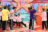 「団結して意思疎通！ヘッドホンガンガン伝言ゲーム」の様子。