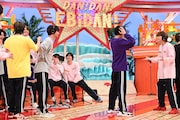 「団結して意思疎通!ヘッドホンガンガン伝言ゲーム」の様子。
