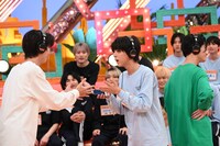 「団結して意思疎通！ヘッドホンガンガン伝言ゲーム」の様子。