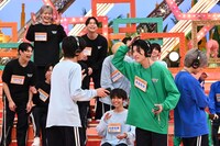 「団結して意思疎通！ヘッドホンガンガン伝言ゲーム」の様子。